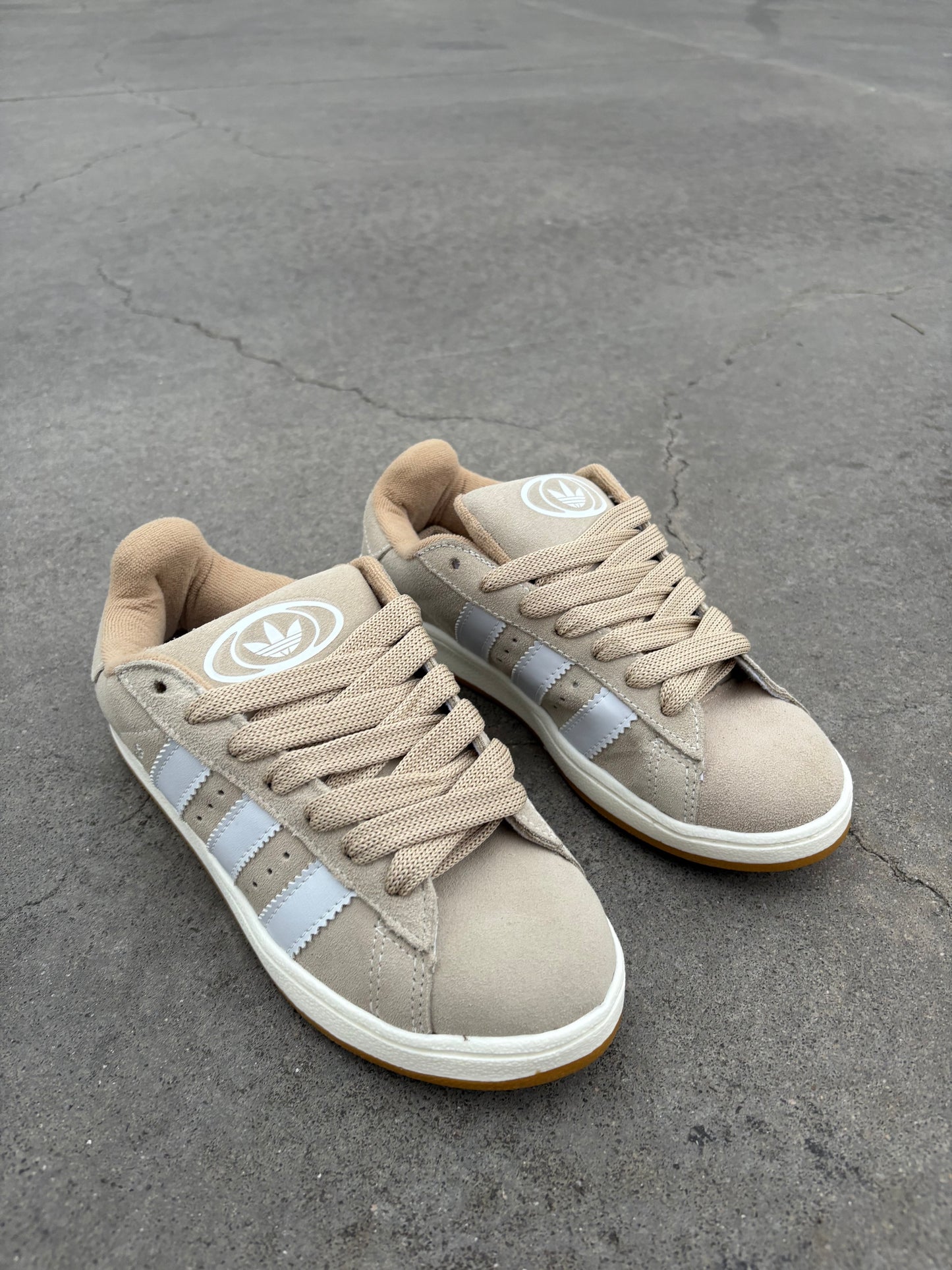 Adidas Campus Beige suela caramelo