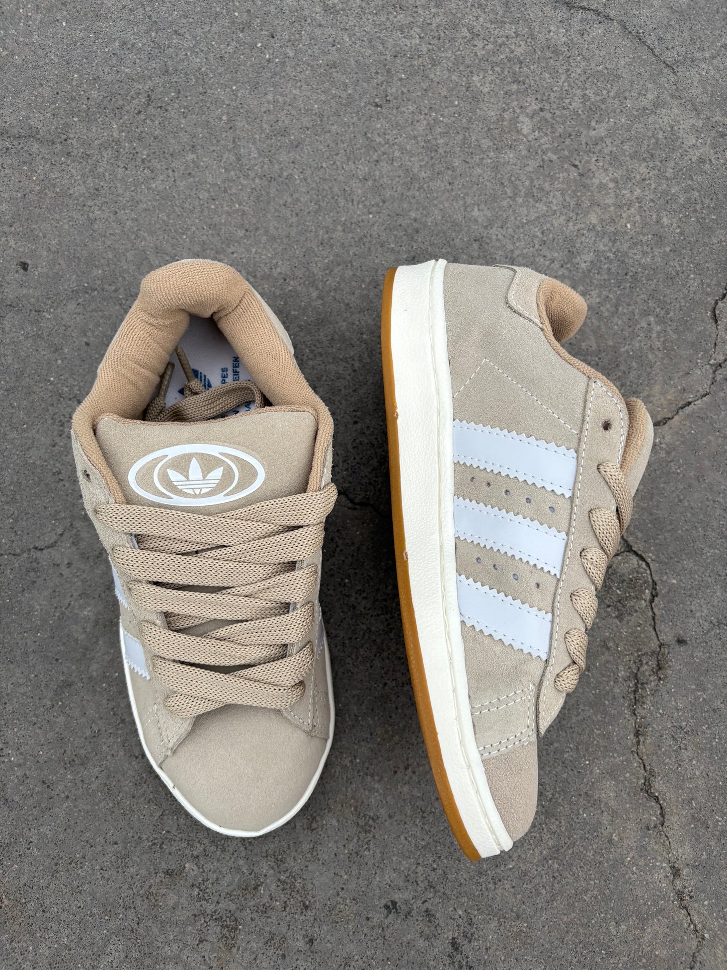 Adidas Campus Beige suela caramelo